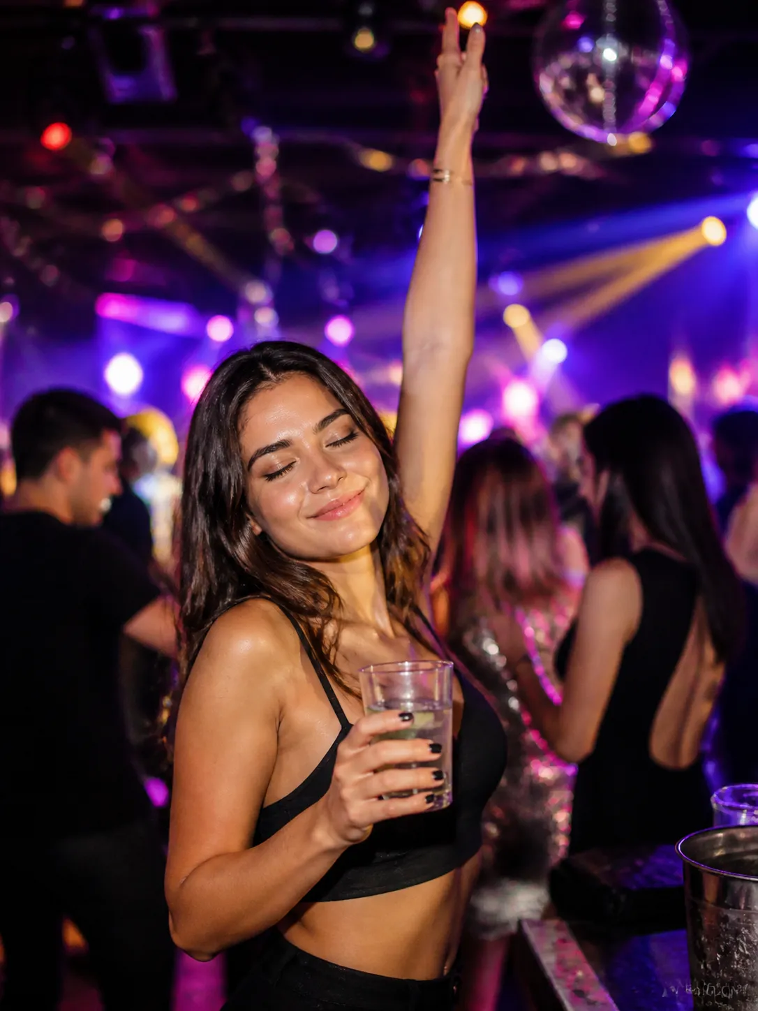 Mujer disfrutando una noche en discoteca con luces de fiesta