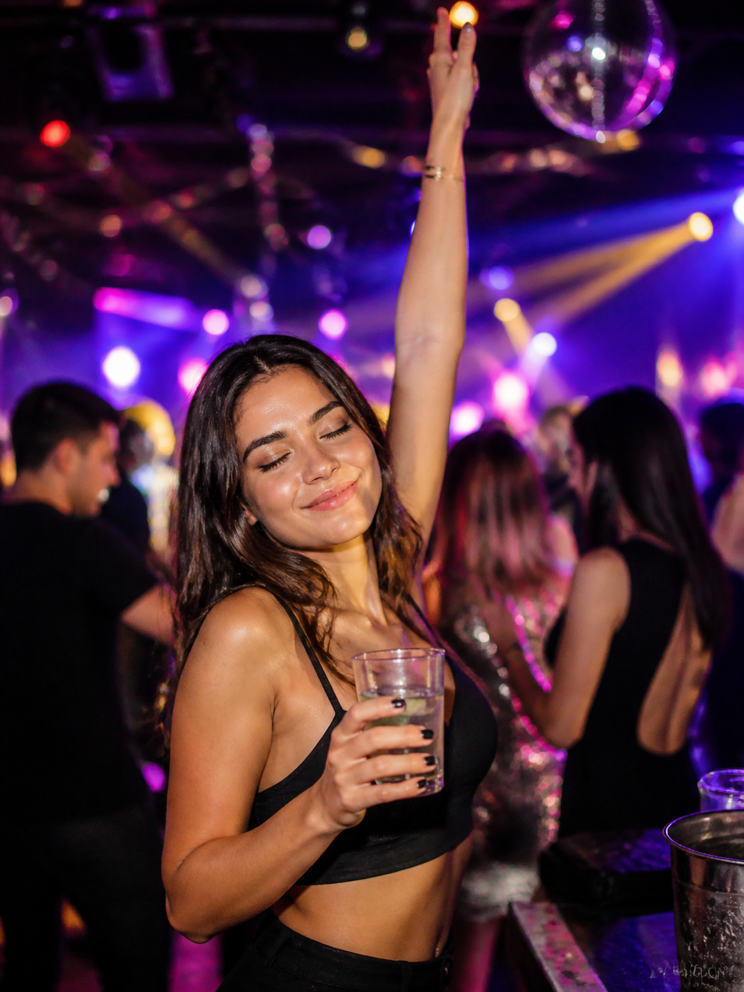 Mujer disfrutando una noche en discoteca con luces de fiesta